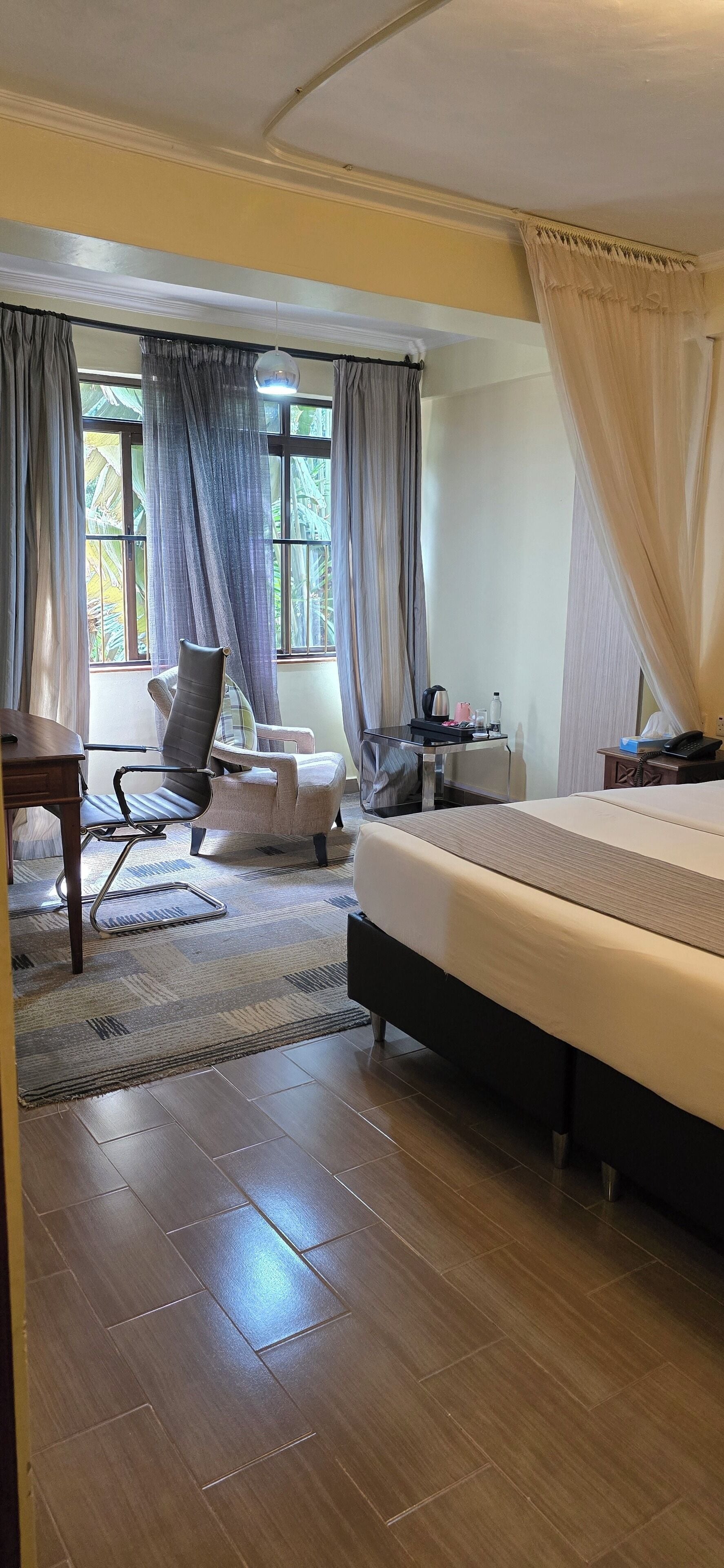 Caja de seguridad en la habitación y escritorio 