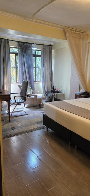 Quarto casal executivo, vista para o jardim | Cofres nos quartos, escrivaninha, espaço de trabalho para notebook