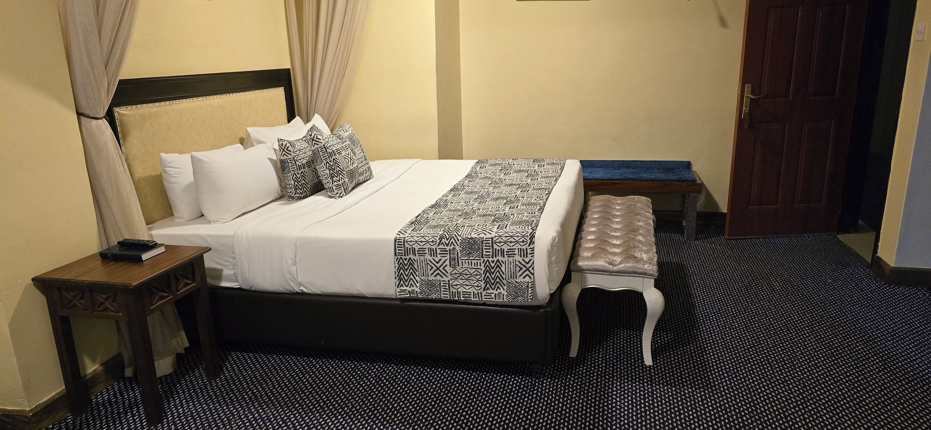 华丽双人房, 花园景观 | 客房内保险箱、办公桌、笔记本电脑工作区、隔音