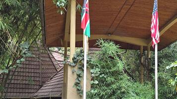 Un bâtiment doté d’une entrée couverte, de drapeaux et d’une enseigne indiquant « Lotus ».