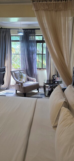 Chambre Double Deluxe, vue jardin | Coffres-forts dans les chambres, bureau