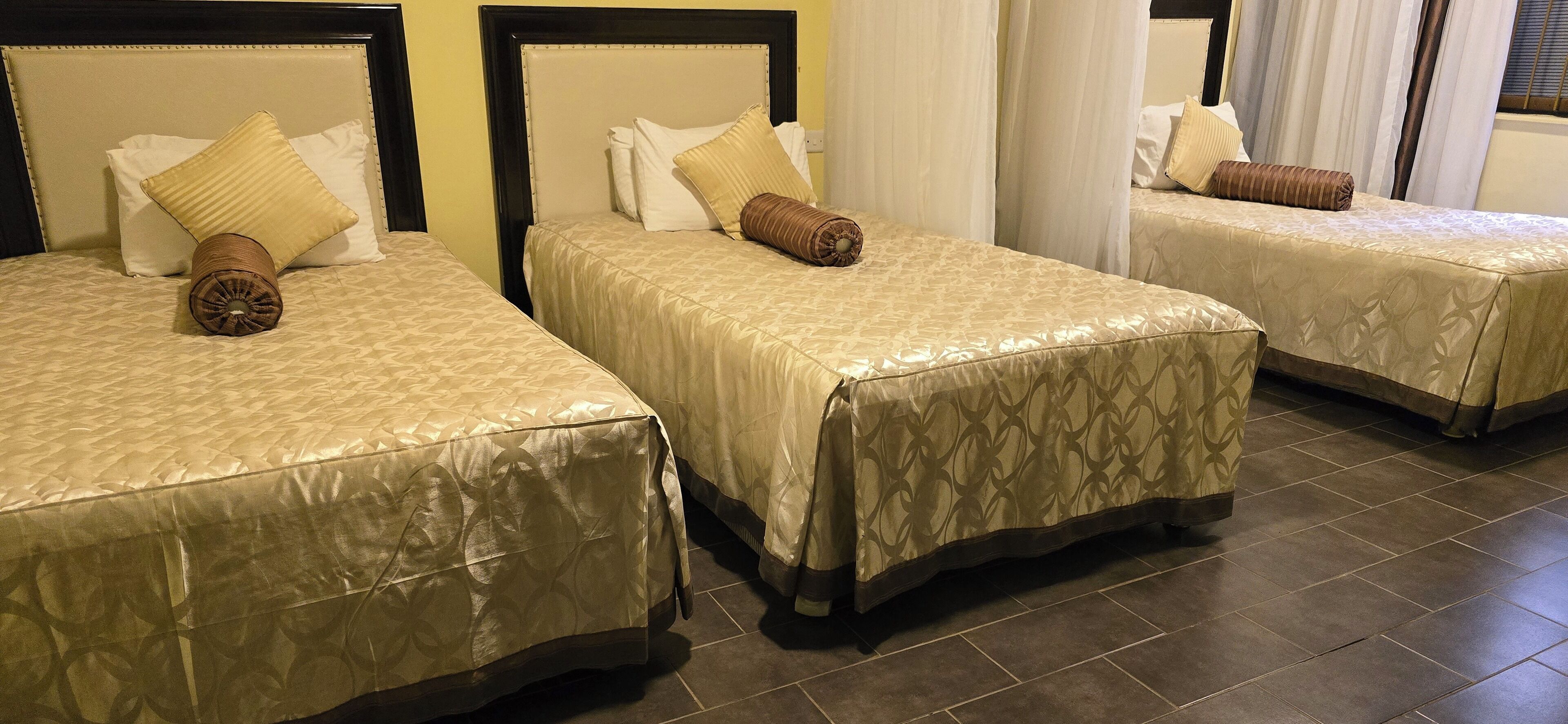 三人房, 花园景观 | 客房内保险箱、办公桌、笔记本电脑工作区、隔音