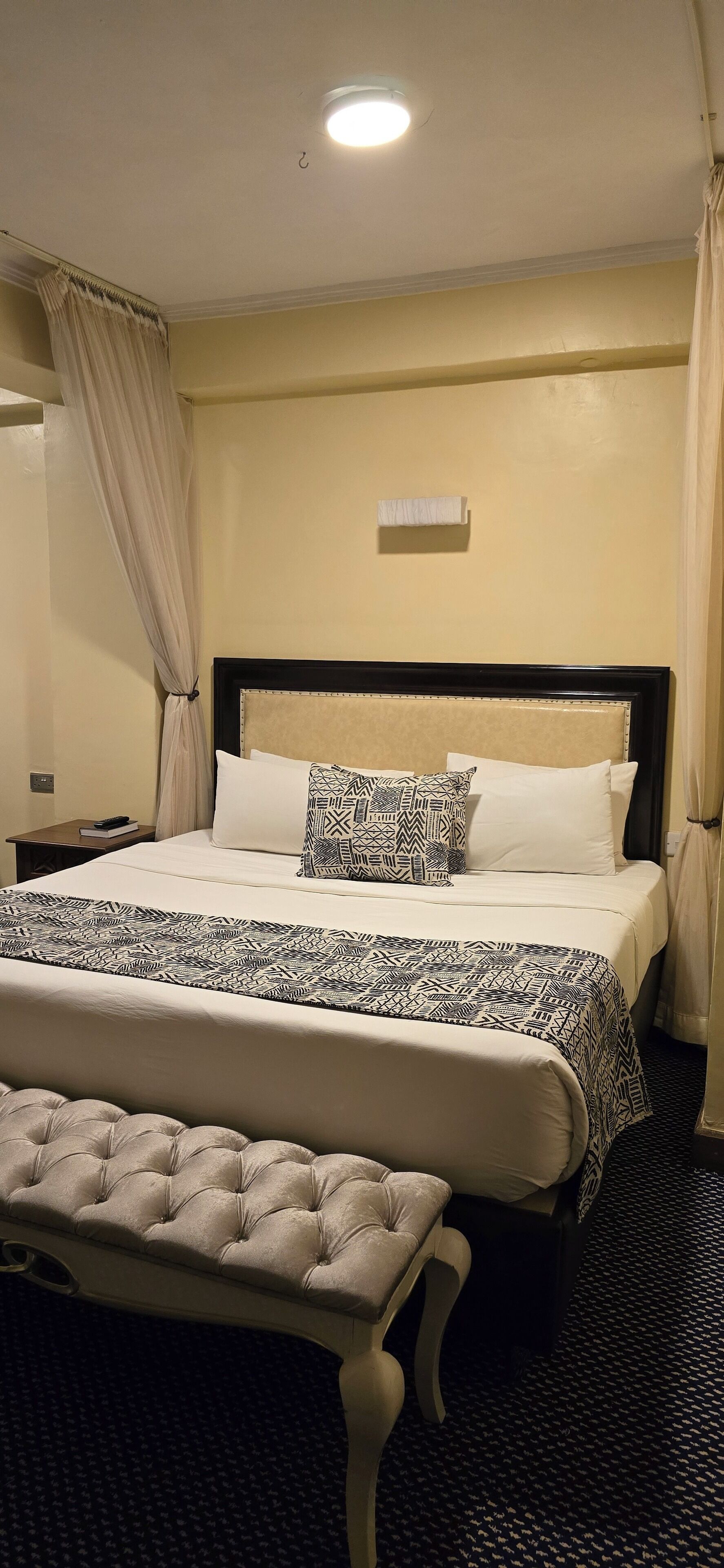 Caja de seguridad en la habitación y escritorio 