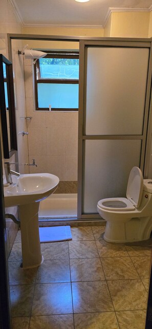 Quarto casal luxo, vista para o jardim | Banheiro | Chuveiro, secador de cabelo, chinelos, toalhas de banho