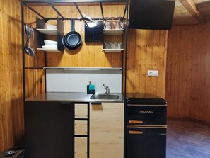 Kjøleskap, mikrobølgeovn, kokeplater og kaffetrakter/tekoker