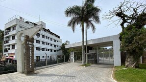 A building with a modern entrance, a sign reading "Solar Das Bromelias", and a paved hexagonal tile ground. - Apts in Condominium 40 Meters From Bombinhas Beach - Bdss (Bombinhas)