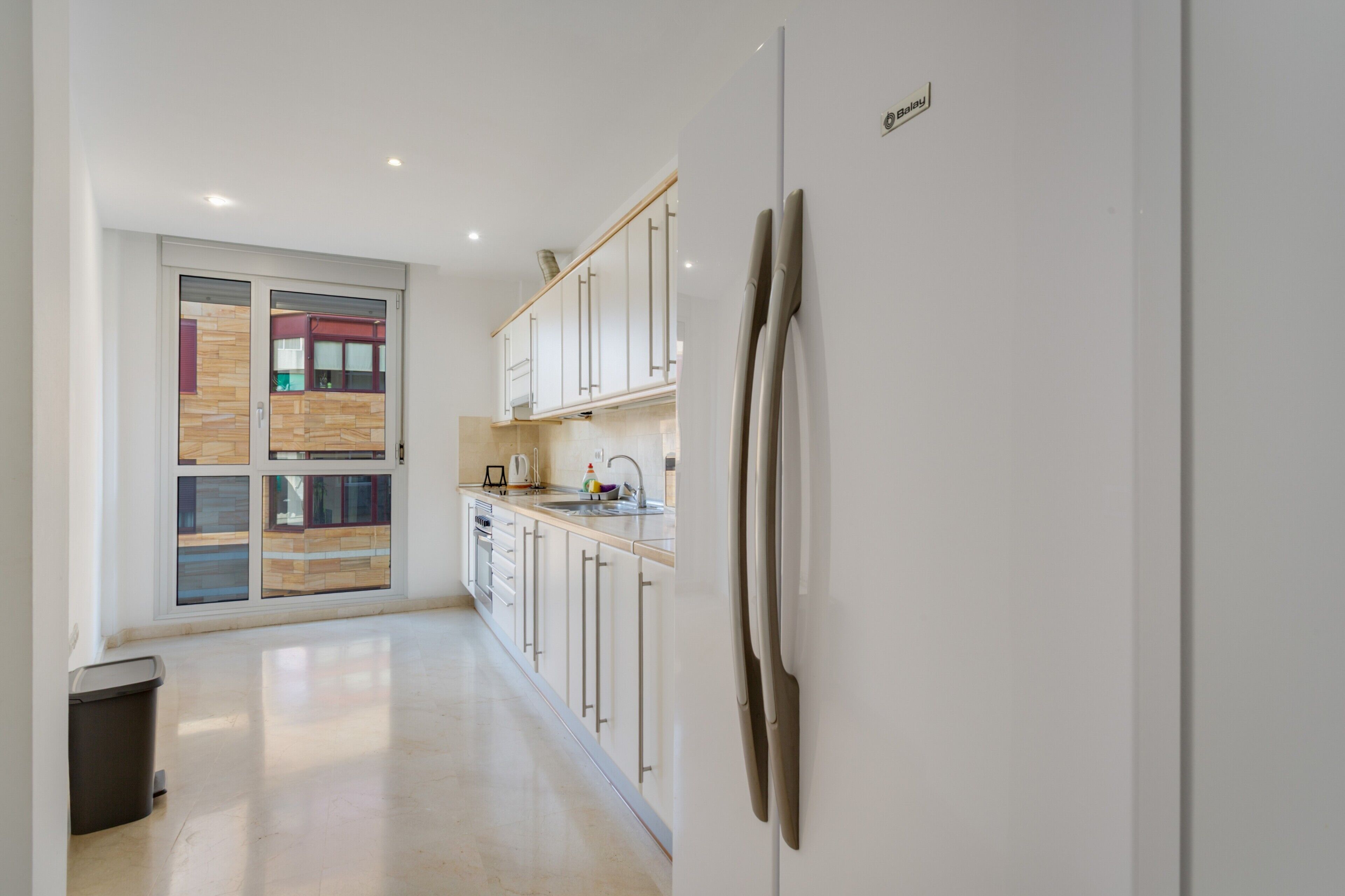 Kylskåp, mikrovågsugn, spishäll och kaffe- och tebryggare