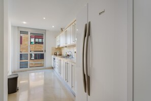 Kühlschrank, Mikrowelle, Herdplatte, Wasserkocher mit Kaffee-/Teezubehör