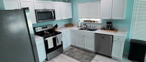 Microondas, horno, placa de cocina y lavavajillas