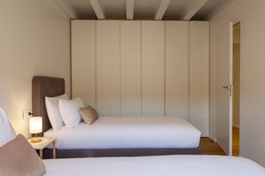 A bedroom with a bed, bedside table, lamp, and a wardrobe. - On My Way Loft-Central Rooftop Apt with AC/Terrace (Como)