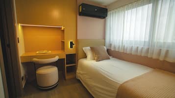 Een kluis op de kamer, een bureau, een laptopwerkplek