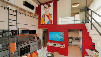 Een kluis op de kamer, een bureau, een laptopwerkplek