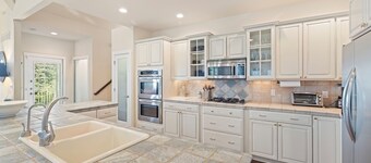 Putters Pool House - Grand Beach home with pool