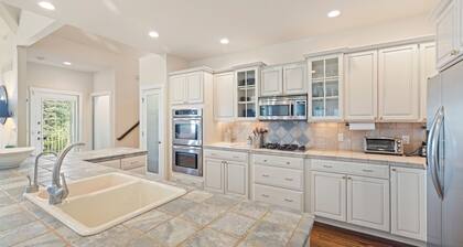 Putters Pool House - Grand Beach home with pool