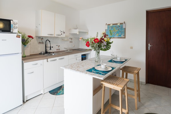 Fridge, microwave, dishwasher, coffee/tea maker