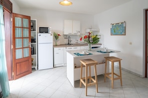 Fridge, microwave, dishwasher, coffee/tea maker