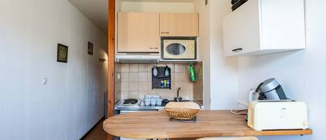 Een koelkast, een magnetron, een vaatwasser