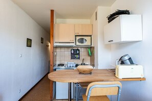 Refrigerador, microondas, lavavajillas y cafetera y tetera 