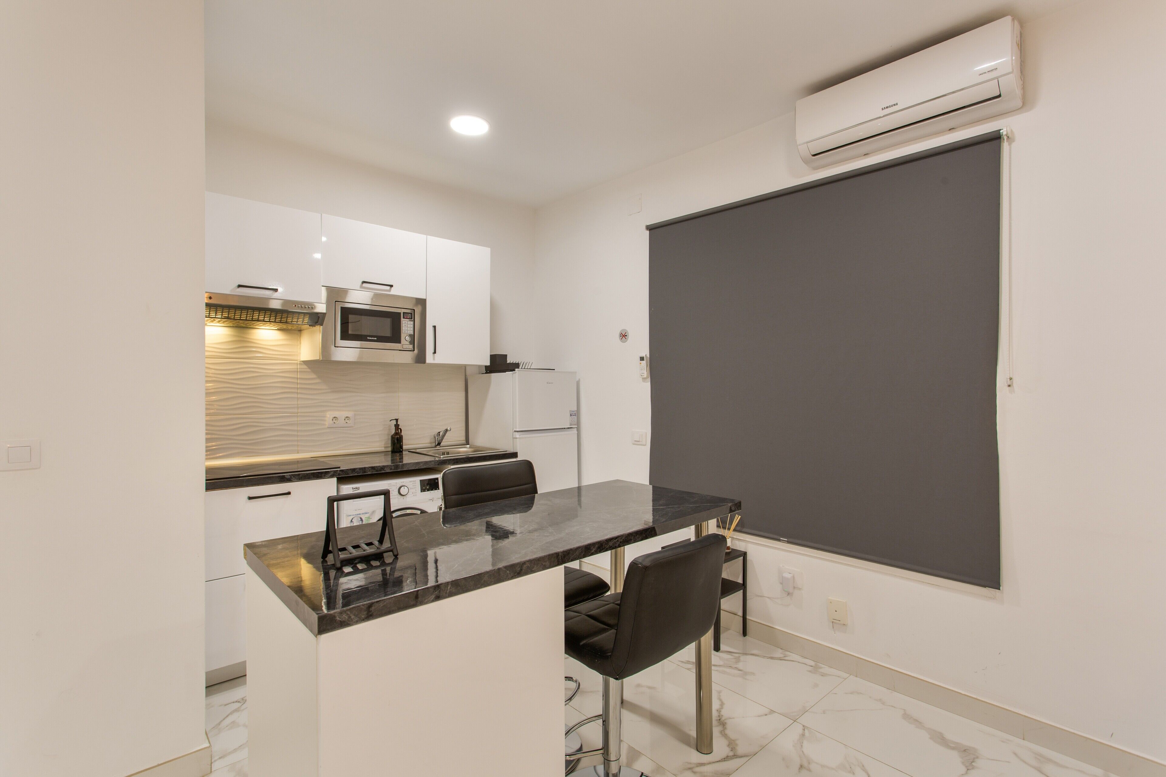 Frigorífico, microondas, placa de cocina y utensilios de cocina