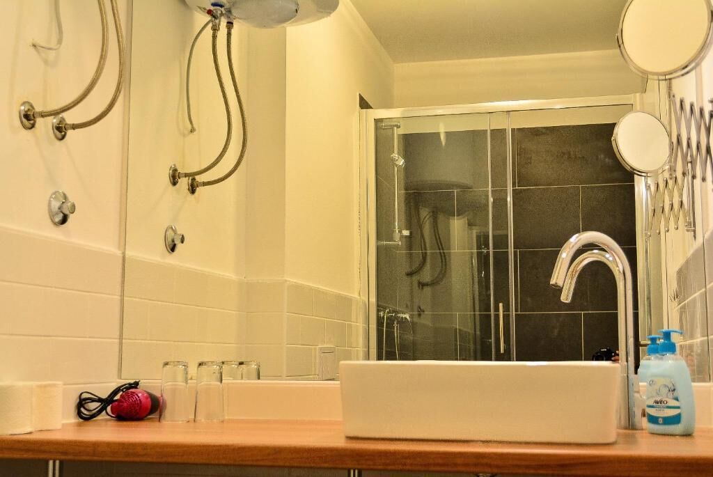 经典双人房或双床房, 城市景观 | 浴室 | 淋浴设施、吹风机、肥皂、洗发水