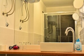 Habitación clásica con 1 cama matrimonial o 2 individuales, vista a la ciudad | Baño | Regadera, secadora de cabello, jabón, shampoo