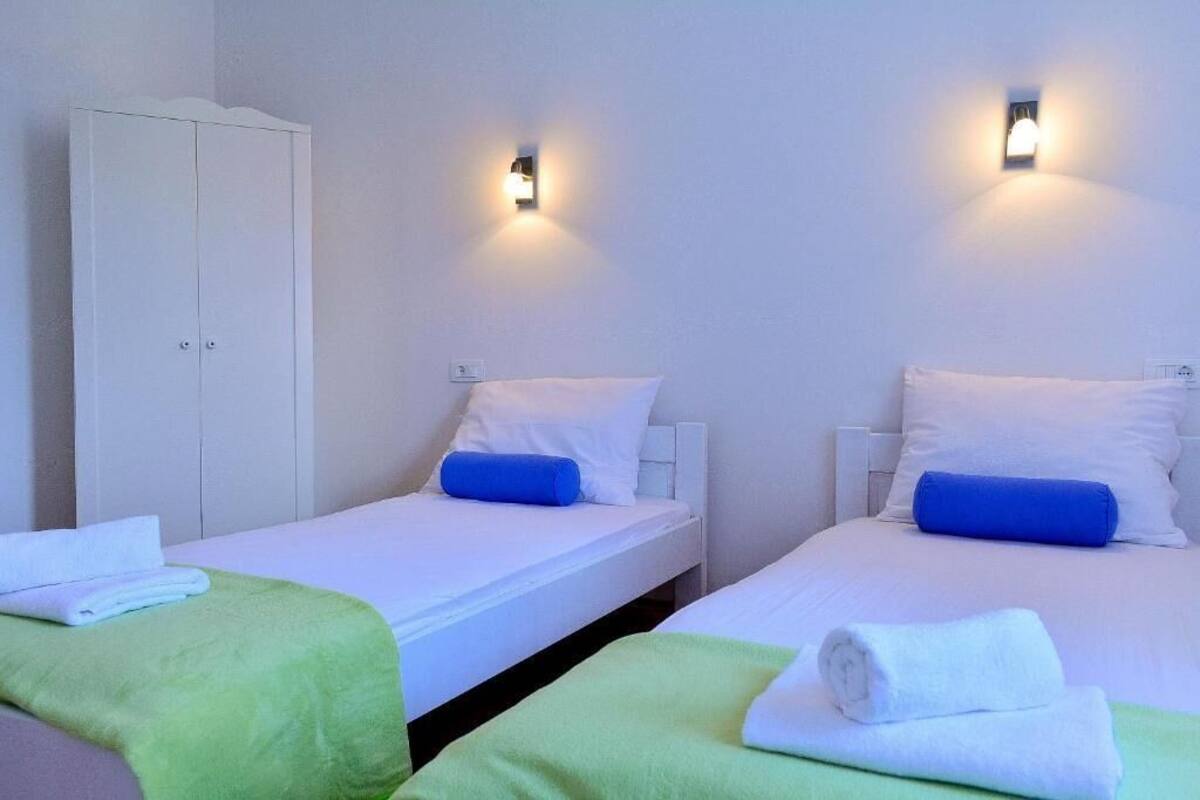 Habitación clásica con 1 cama matrimonial o 2 individuales, vista a la ciudad | Escritorio, espacio para trabajar con laptop y wifi gratis