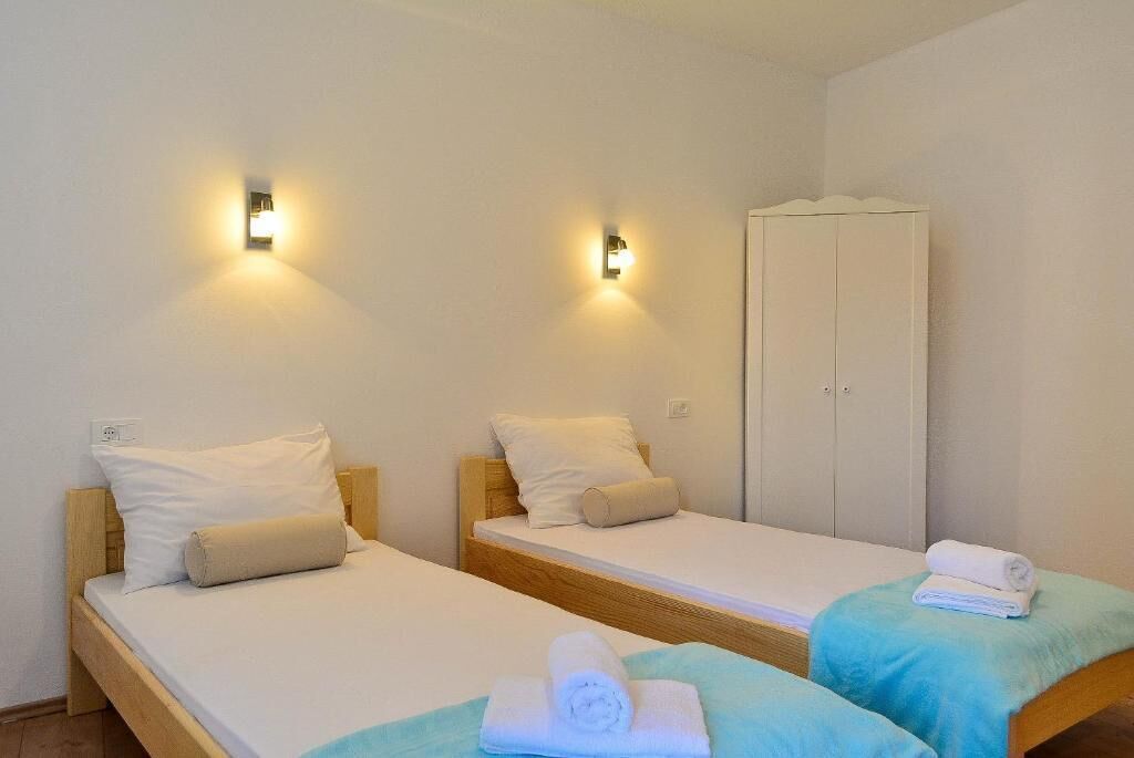 Escritorio, espacio para trabajar con laptop y wifi gratis 