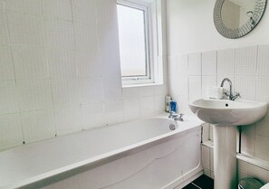 Haartrockner, Handtücher, Seife, Toilettenpapier