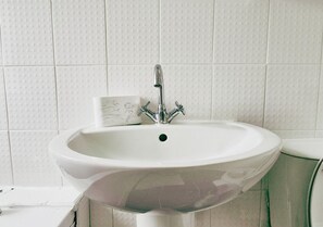 Séchoir à cheveux, serviettes fournies, savon, papier de toilette