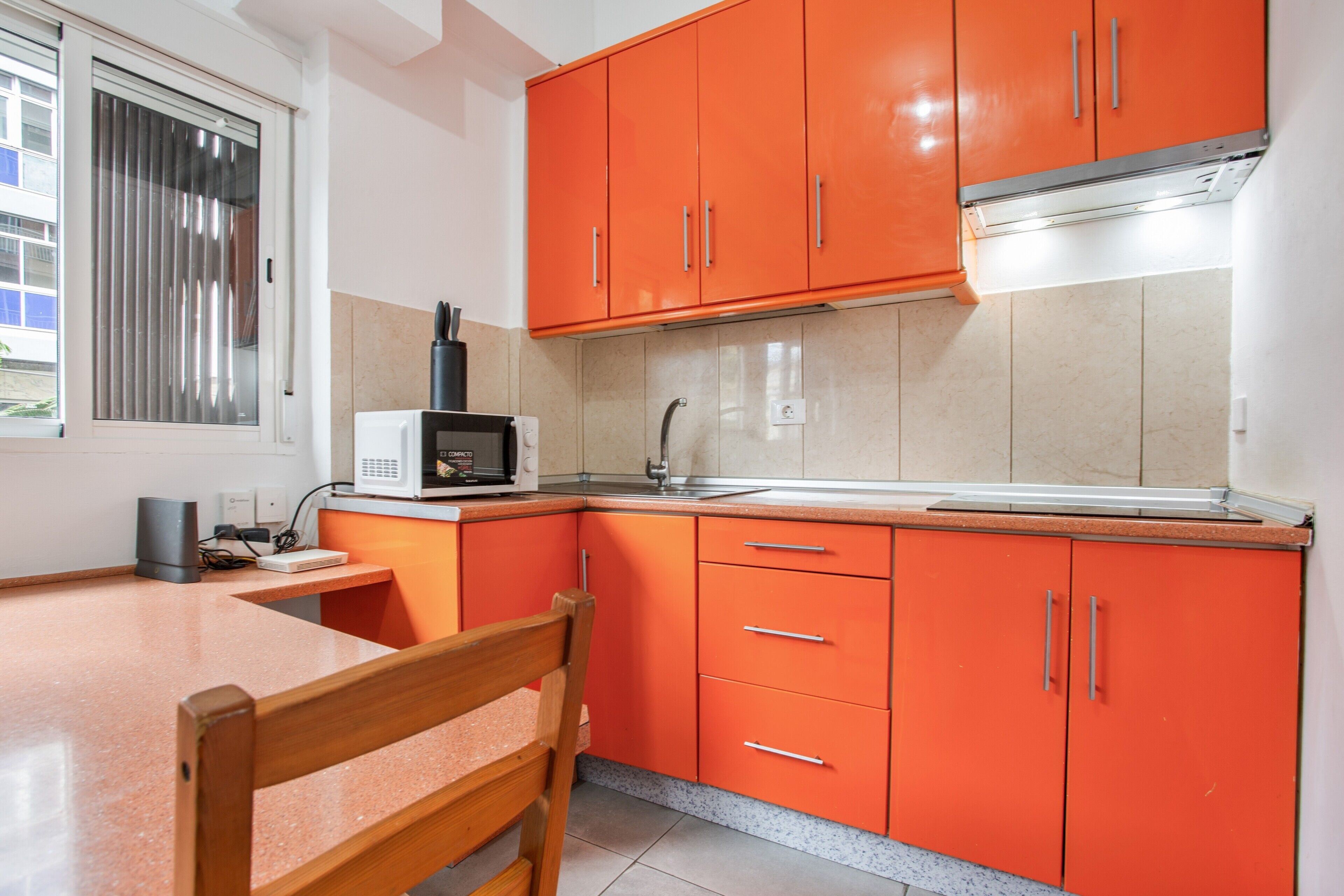 Refrigerador, microondas, parrilla de estufa y utensilios de cocina 