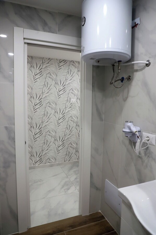 Dusche, Haartrockner, Handtücher, Seife