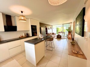 Réfrigérateur, micro-ondes, four, plaque de cuisson