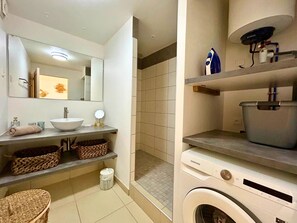Een douche, een haardroger, handdoeken, zeep