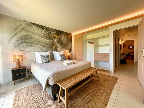 2 bedrooms, in-room safe, desk, iron/ironing board