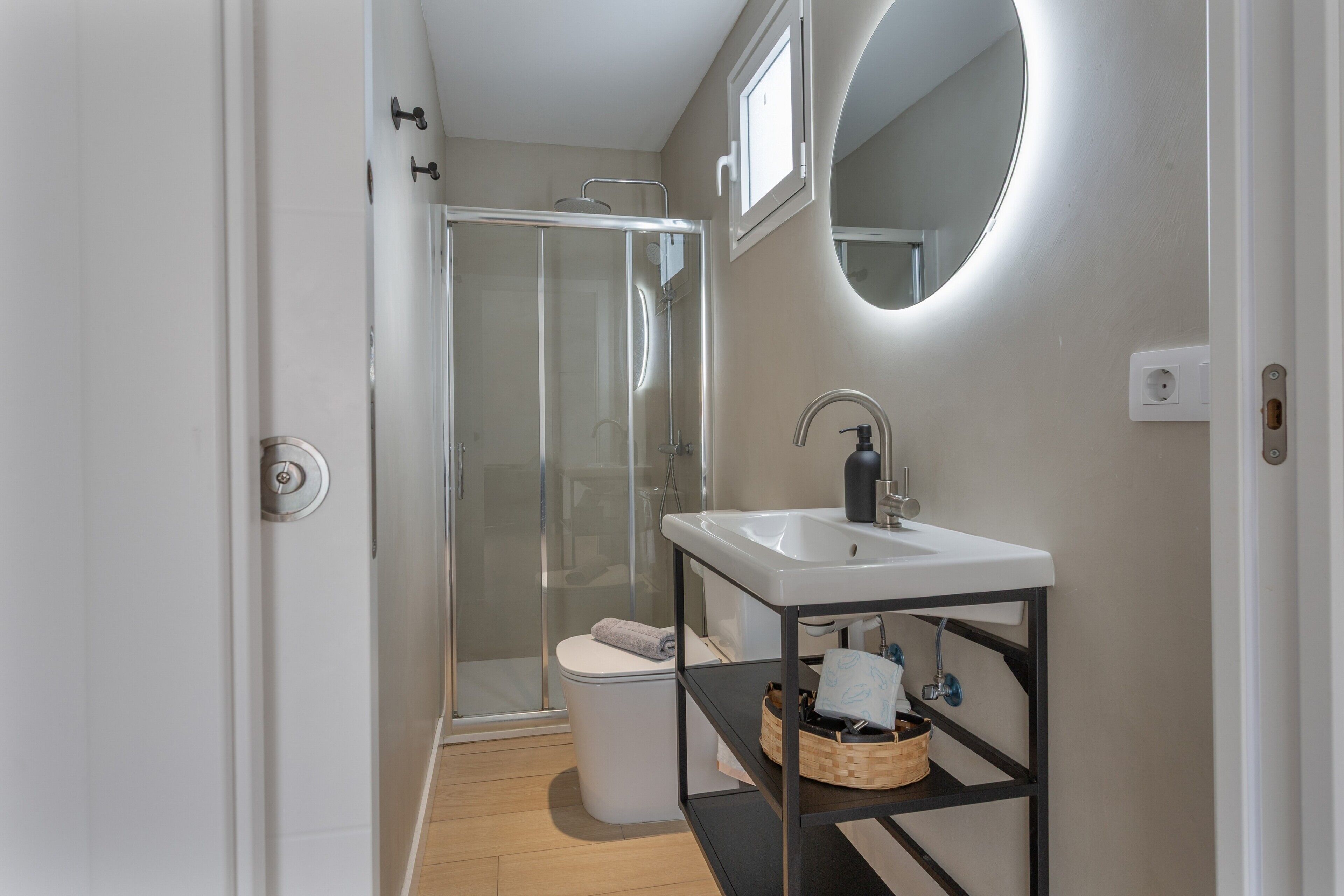 Een douche, een haardroger, handdoeken