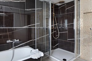 Shower, hair dryer, towels - Your Own Villa 'Skylodges' with 9 Apartments, Mountain Views, Garden and Wi-Fi (Oberried)