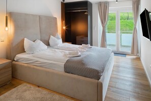 Iron/ironing board, WiFi, bed sheets - Your Own Villa 'Skylodges' with 9 Apartments, Mountain Views, Garden and Wi-Fi (Oberried)