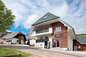 Exterior - Your Own Villa 'Skylodges' with 9 Apartments, Mountain Views, Garden and Wi-Fi (Oberried)