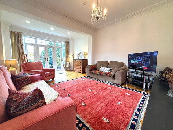 TV, fireplace