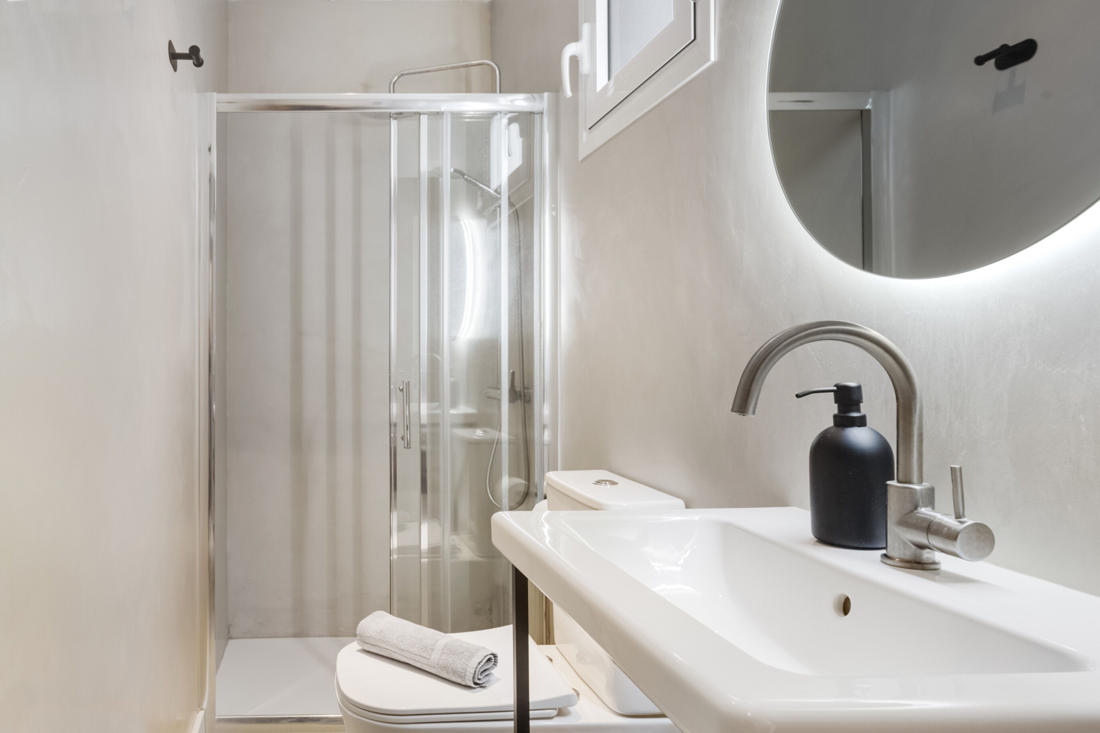 Een douche, handdoeken