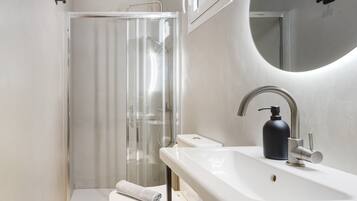 Een douche, handdoeken