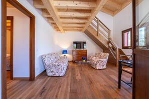 舒適公寓, 2 間臥室 | 起居區 | 30-吋電視，提供衛星頻道