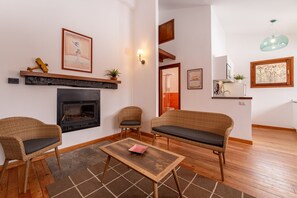 標準公寓, 2 間臥室 | 起居區 | 30-吋電視，提供衛星頻道