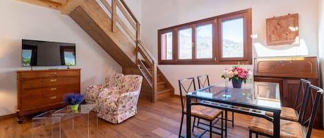 Comfort appartement, 2 slaapkamers | Woonruimte | Een 30-inch televisie met satellietzenders