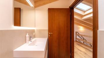 Comfort Apartment, 2 Bedrooms | Bathroom | Shower, hair dryer, towels, soap