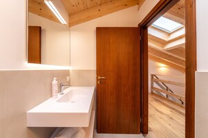 Leilighet – comfort, 2 soverom | Bad | Dusj, hårføner, håndklær og såpe