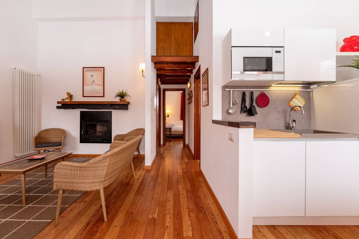 Apartamento standard, 2 quartos | Área de estar | TV 30 polegadas com canais via satélite
