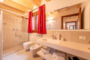 Bathroom - Villetta Rossa by Wonderful Italy (Bellagio)
