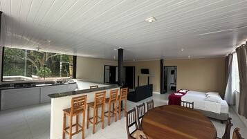 Quarto conforto, varanda, vista para a montanha | Cozinha privada | Micro-ondas em uma área comum