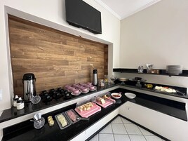 包含每日自助早餐